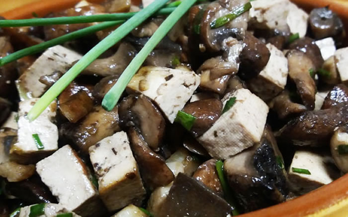 Prato de tofu e cogumelos
